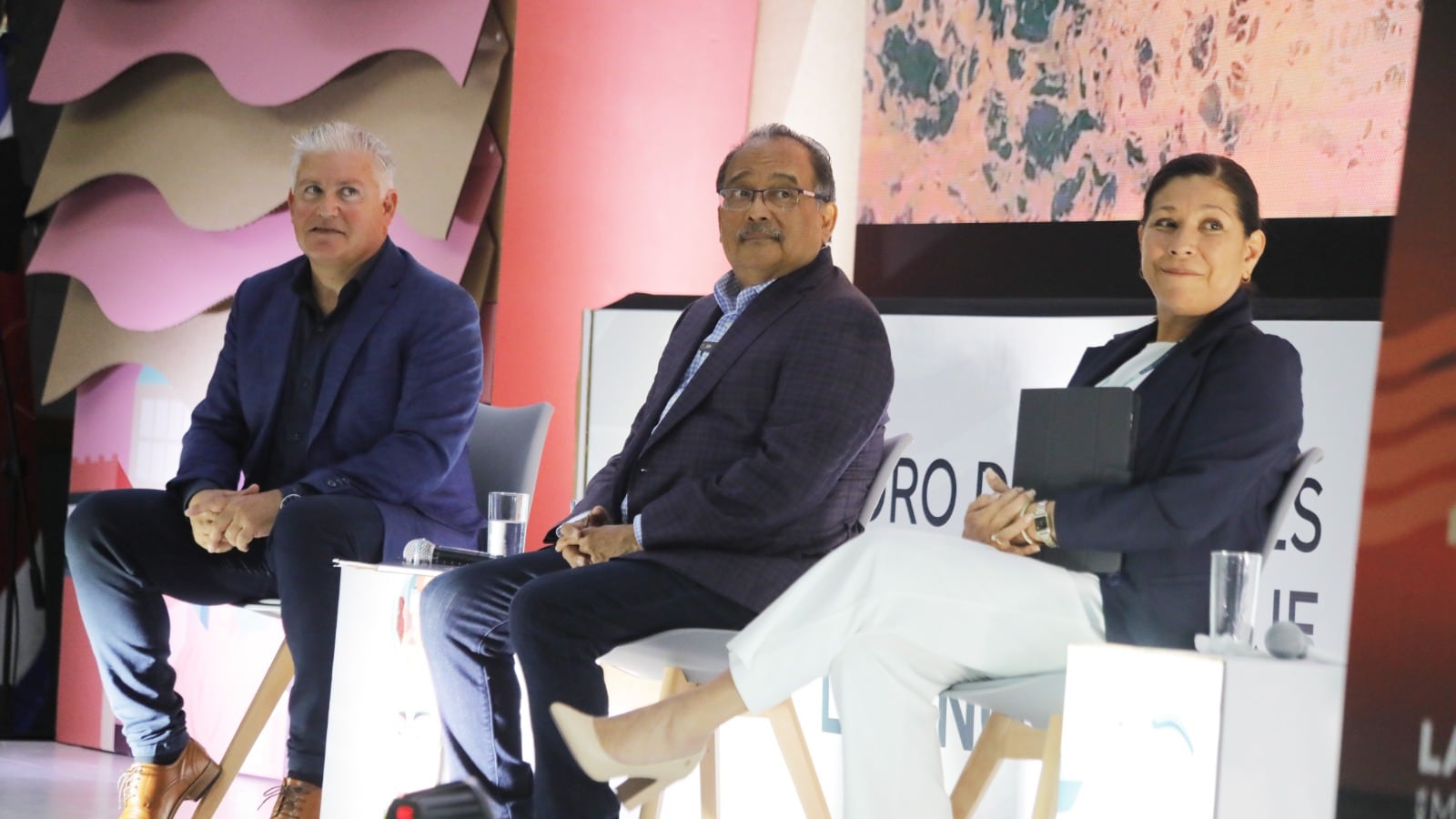 Andrés Mijes presenta modelo de la 4T Norteña en foro de la UNESCO