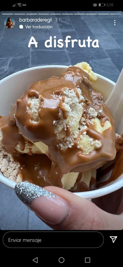Bárbara de Regil come helado.
