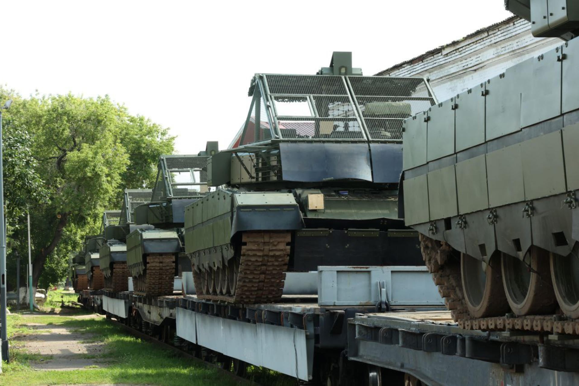 La corporación estatal rusa Rostec, sujeta a sanciones por parte de Occidente, envió este viernes a las Fuerzas Armadas de Rusia una partida de tanques modernizados T-80BVM con módulos de protección antidrones. En la imagen, los tanques montados sobre plataformas ferroviarias en las naves de producción de la empresa en la ciudad siberiana de Omsk listos para ser enviados al frente de Ucrania. EFE/ Rostec / ***SOLO USO EDITORIAL/SOLO DISPONIBLE PARA ILUSTRAR LA NOTICIA QUE ACOMPAÑA (CRÉDITO OBLIGATORIO)***
