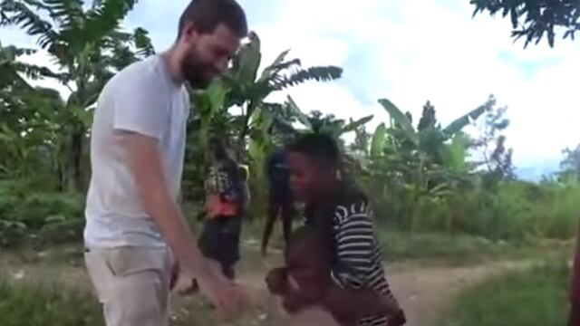 Niña se encuentra con hombre blanco