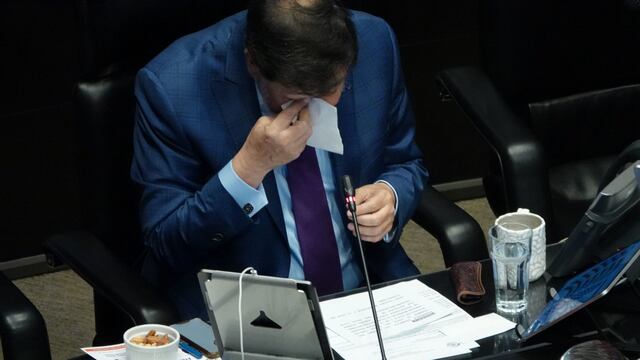 Gerardo Fernández Noroña lloró al recordar a su abuelita en la Cámara de Senadores