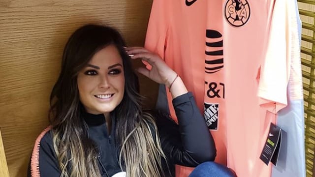 Echeverría posa en el vestidor del América