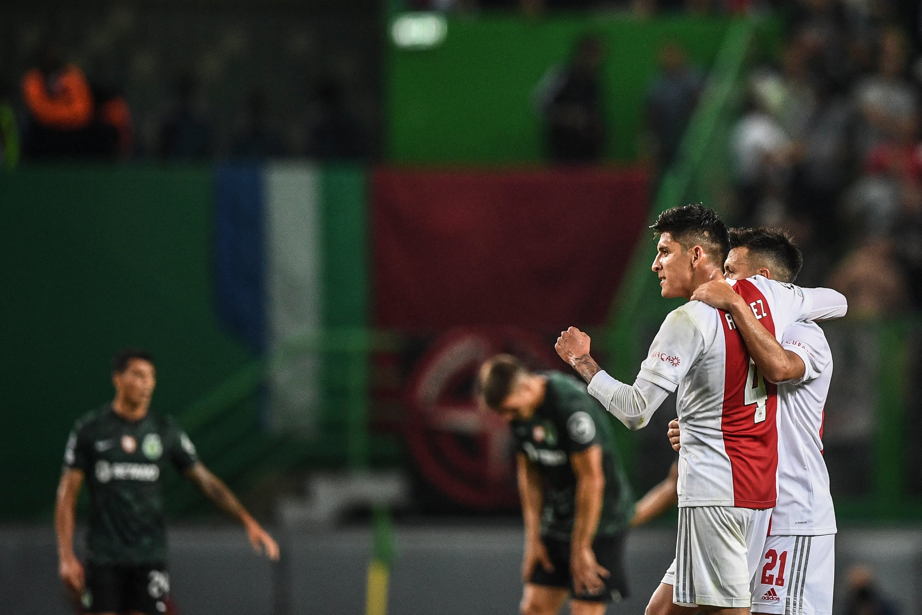 Edson Álvarez celebra una victoria del Ajax