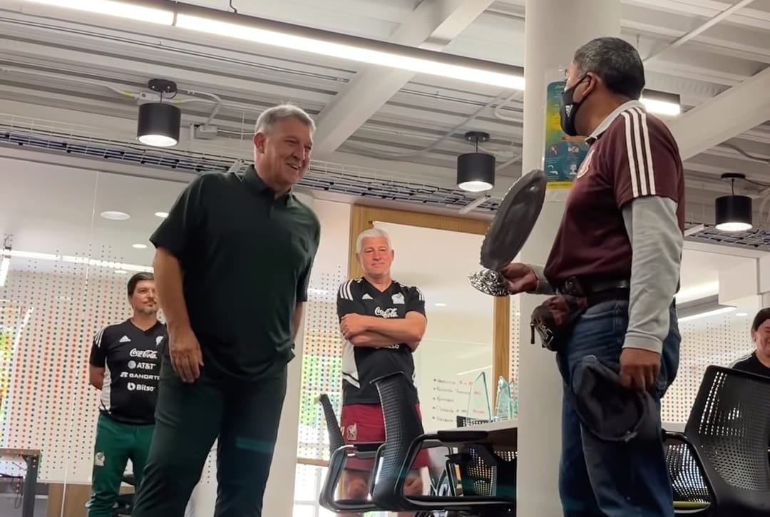 Gerardo Martino recibe regalo especial