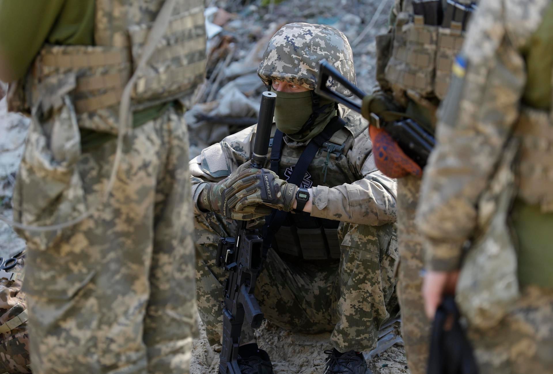 Entrenamiento de soldados ucranianos en una foto del 10 de abril de 2024. EFE/EPA/SERGEY DOLZHENKO