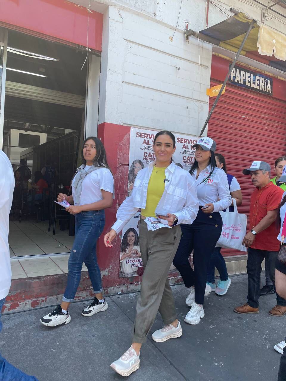 Alessandra Rojo De la Vega recorriendo la colonia ex Hipódromo de Peralvillo