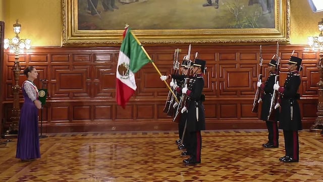 Escolta exclusivamente de mujeres entregó la bandera de México a Claudia Sheinbaum en el Grito de Independencia