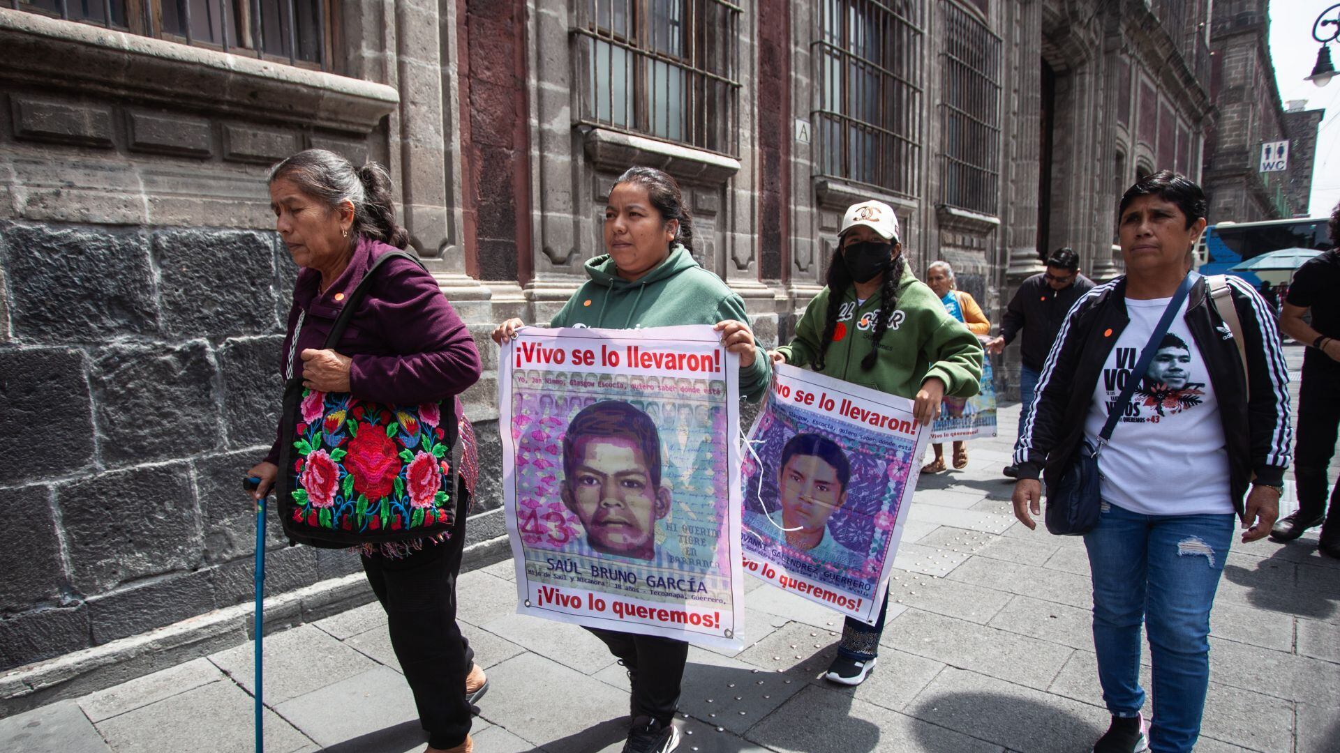 Familiares de Ayotzinapa llegan a Palacio Nacional con desconfianza para reunirse con Sheinbaum