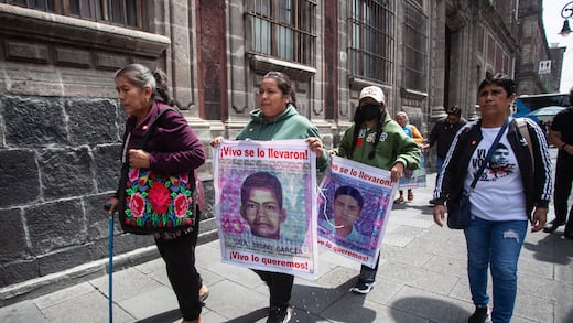 Familiares de Ayotzinapa llegan a Palacio Nacional con desconfianza para reunirse con Sheinbaum
