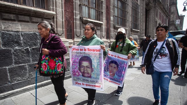 Familiares de Ayotzinapa llegan a Palacio Nacional con desconfianza para reunirse con Sheinbaum