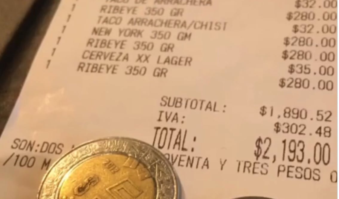 Mesero exhibe propina de 7 pesos