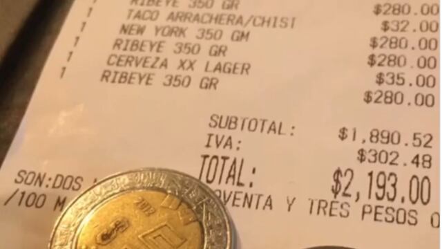 Mesero exhibe propina de 7 pesos
