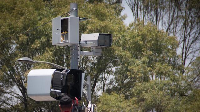 Radar y cámara para detectar a conductores que incumplan con el reglamento de tránsito.