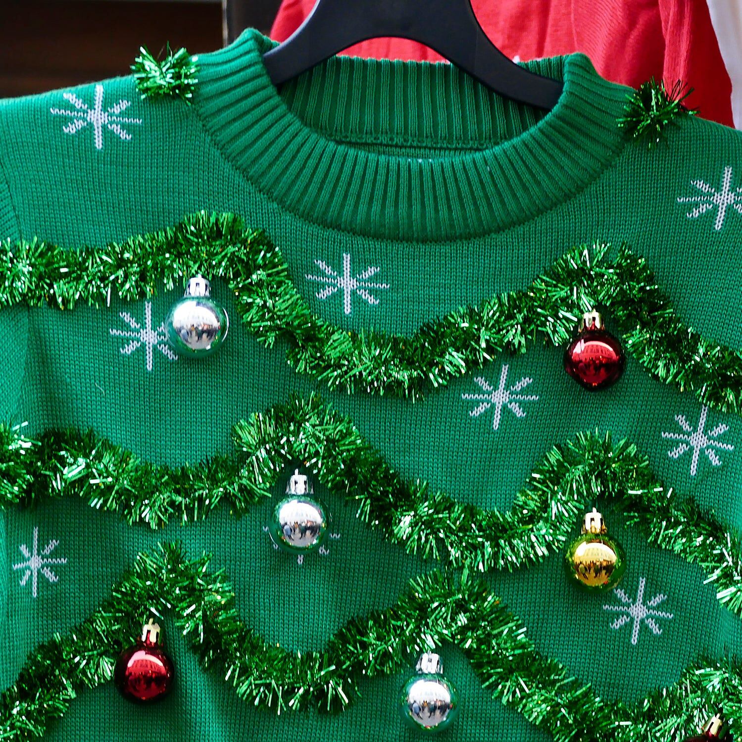 5 ideas fáciles para hacer un ugly suéter en casa y así celebrar el Día de los Suéteres Feos por Navidad 2024