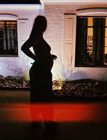 Yuridia presume su pancita de embarazada