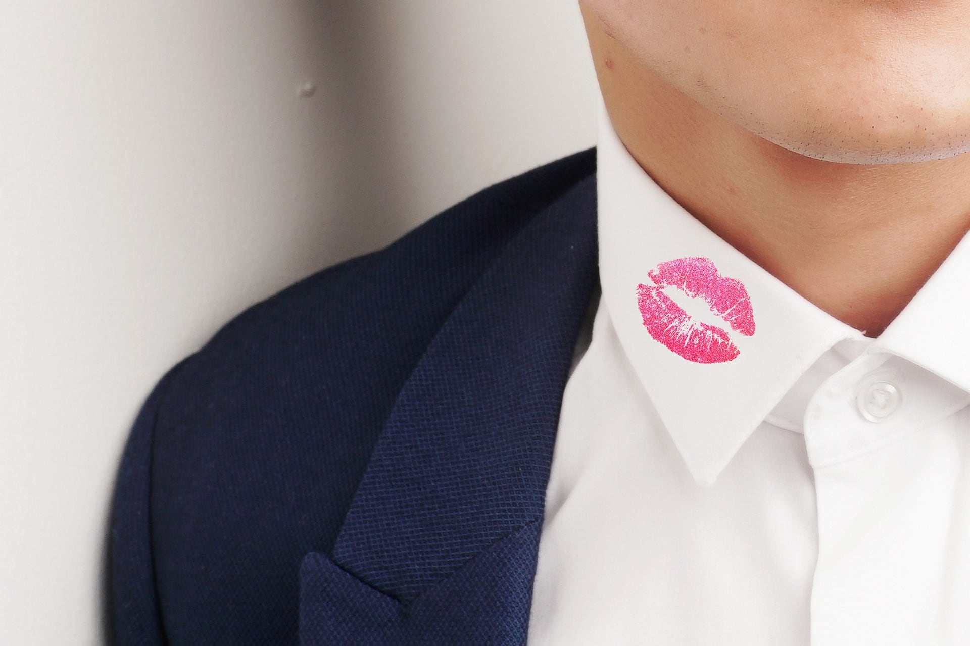 Hombre con beso en la camisa
