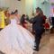 VIDEO: Una tía le pisoteó su vestido de novia en plena boda y le piden tener cuidado por la “brujería”
