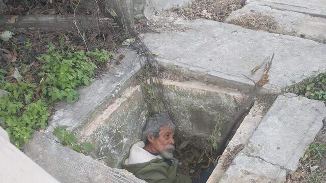 Adulto mayor en la alcantarilla