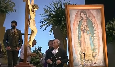 Padre que ofició misa a Vicente Fernández se pone vestimenta de mariachi.
