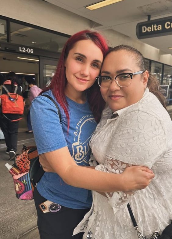 Dulce María se despide de fan