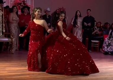 mamá de la quinceañera usó un vestido casi idéntico