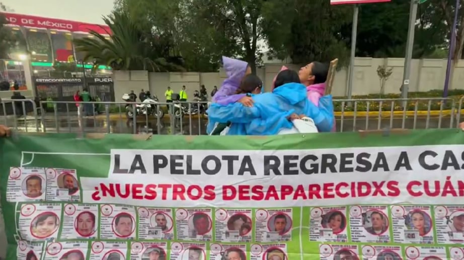 Madres buscadoras protestan en el Estadio Banorte tras agresiones