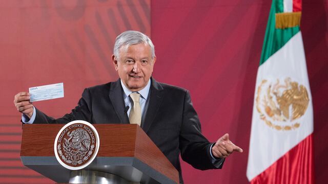 El presidente López Obrador muestra la donación hecha por la Fiscalía