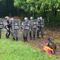 Guardia Nacional empuja a padre con su hijo en Chiapas