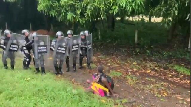 Elementos de la Guardia Nacional contra la persona migrante y su hijo