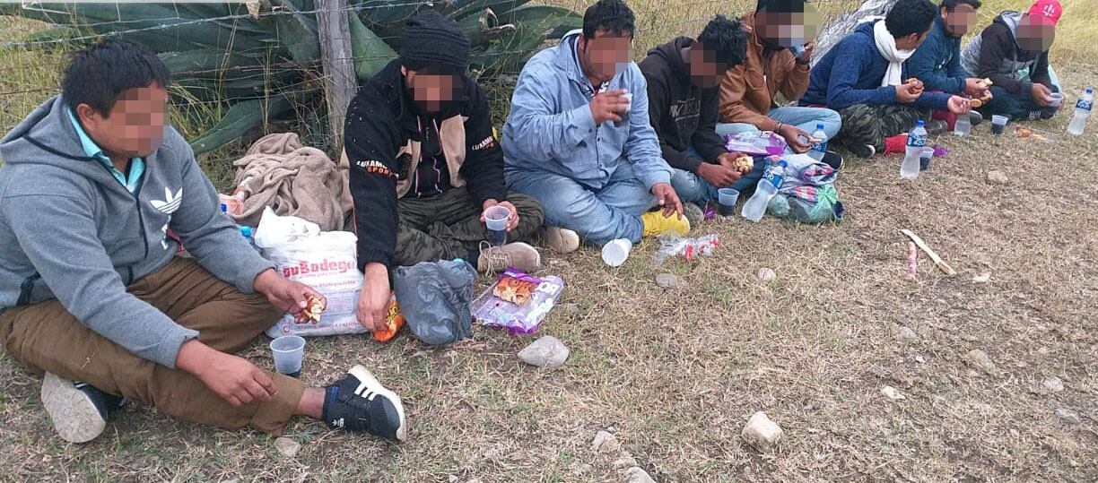 Los policías proveyeron de agua y alimentos a los migrantes quienes tenían tres días cautivos.