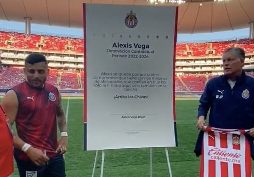 Alexis Vega firmó su nuevo contrato en el Estadio Akron