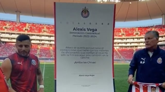 Alexis Vega firmó su nuevo contrato en el Estadio Akron
