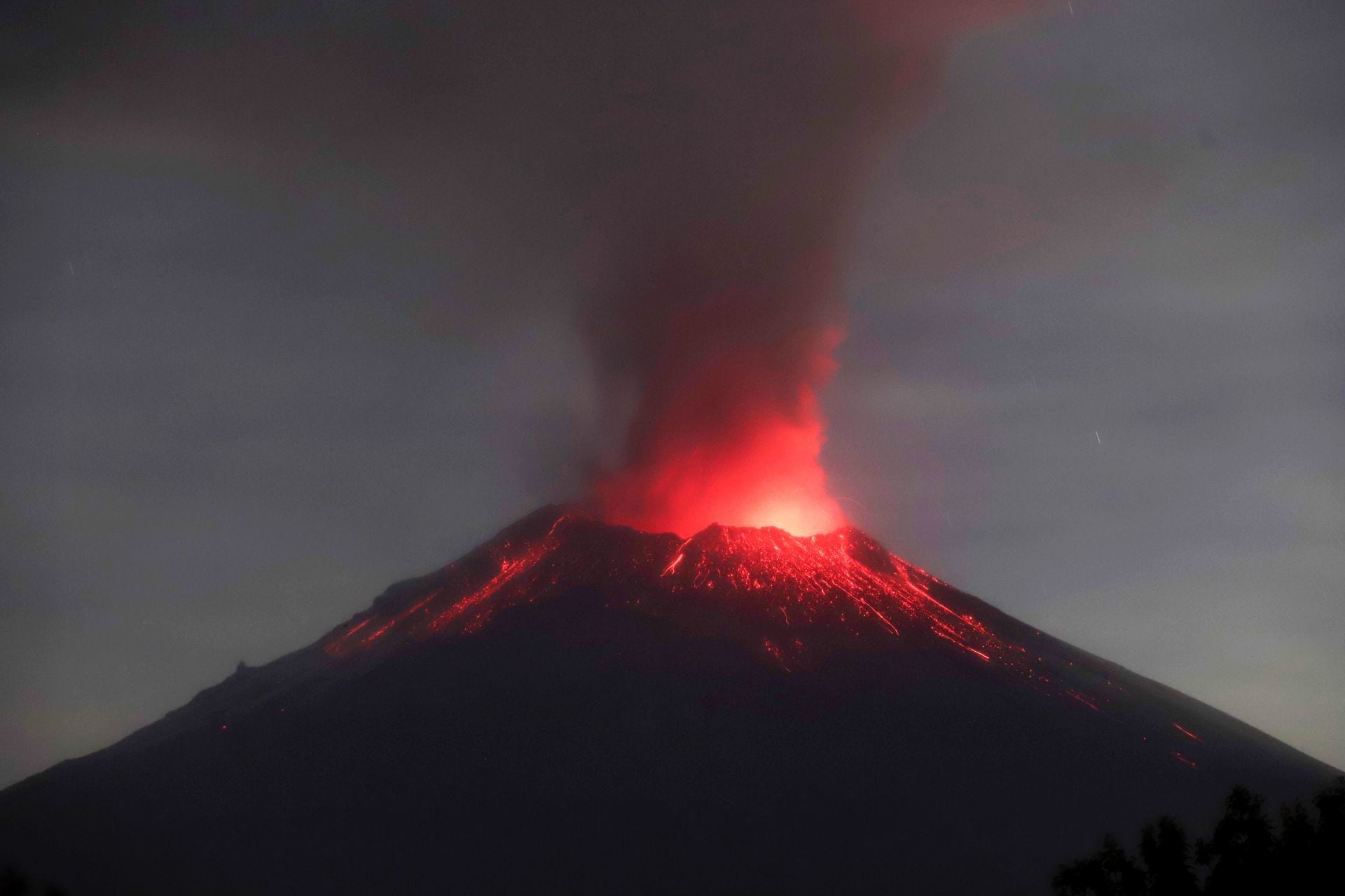 El volcán Popocatépetl continuó con intensa actividad la madrugada de este lunes. El semáforo de Alerta Volcánica subió a Amarillo Fase 3 desde el día de ayer.