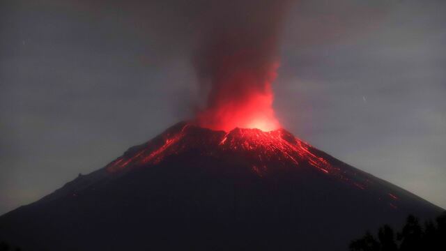 El volcán Popocatépetl continuó con intensa actividad la madrugada de este lunes. El semáforo de Alerta Volcánica subió a Amarillo Fase 3 desde el día de ayer.