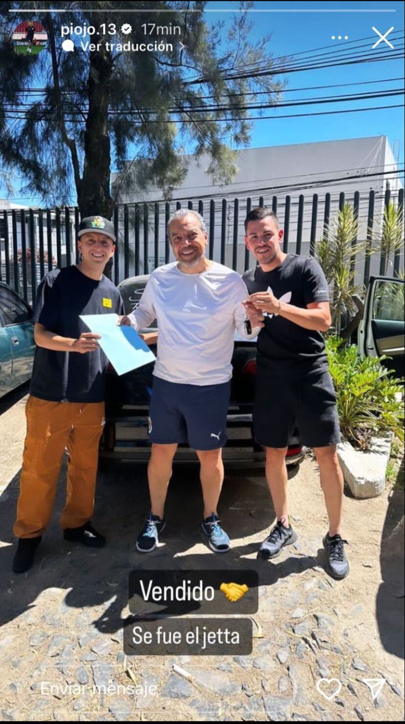 Jugadores del Club Chivas cambian el futbol por la venta de autos.