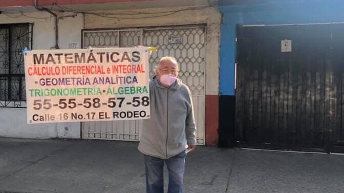 Señor que enseña matemáticas ya tiene computadora nueva y alumnos