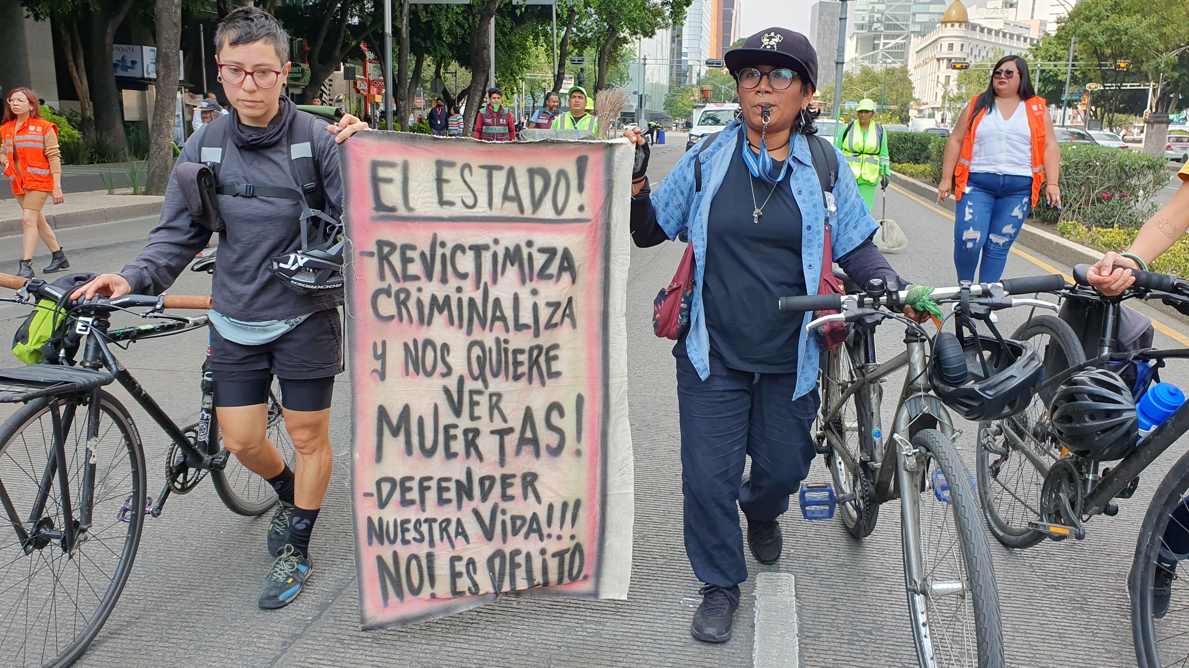 Asistentes a la marcha por justicia para Roxana