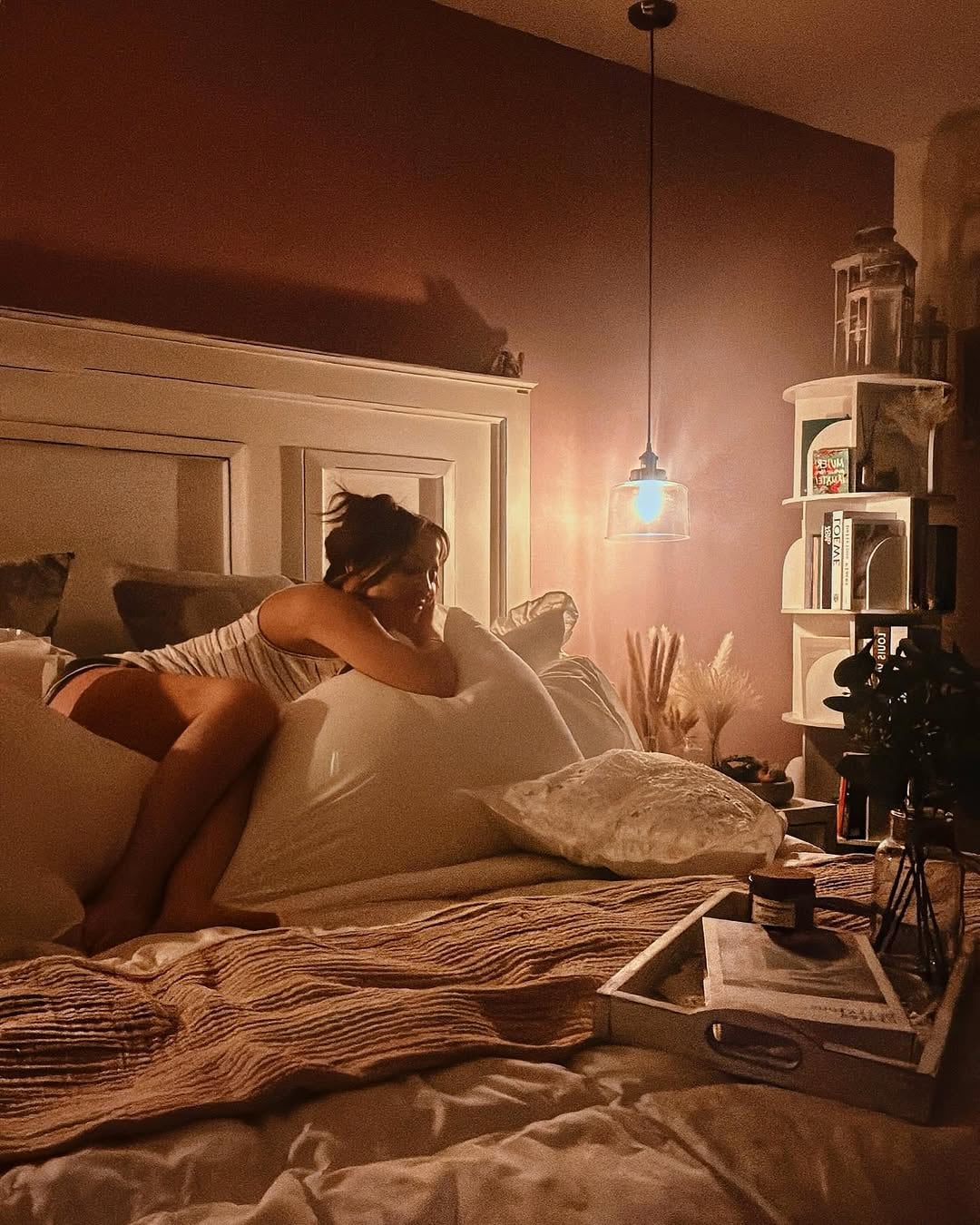 Andrea Legarreta comparte fotos desde la intimidad de su cuarto