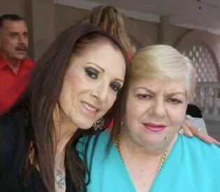 Paquita la del Barrio junto a su hermana Viola Dorantes