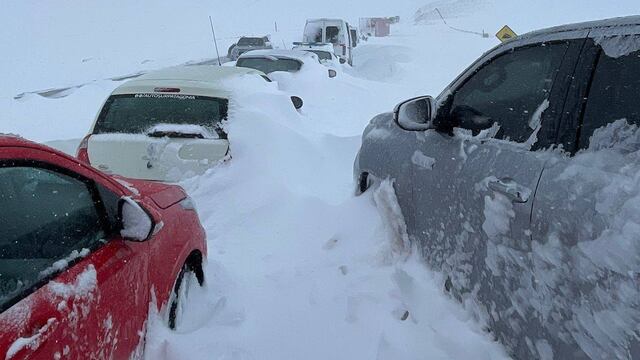 Avalanchas en Santiago, Chile sepultan a decenas de personas