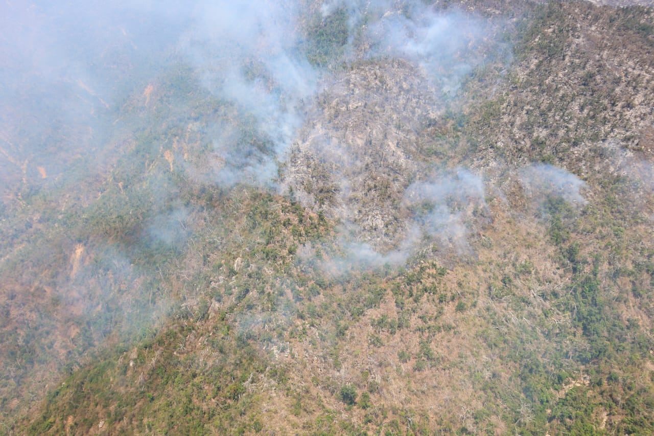 Helicóptero de la Sedena se suma a combate de incendio en El Veladero