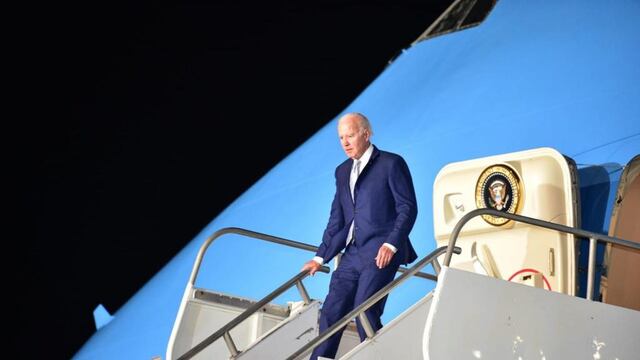 Joe Biden, Presidente de los Estados Unidos, desciende del Aire One Force en el Aeropuerto Internacional Felipe Ángeles (AIFA).
