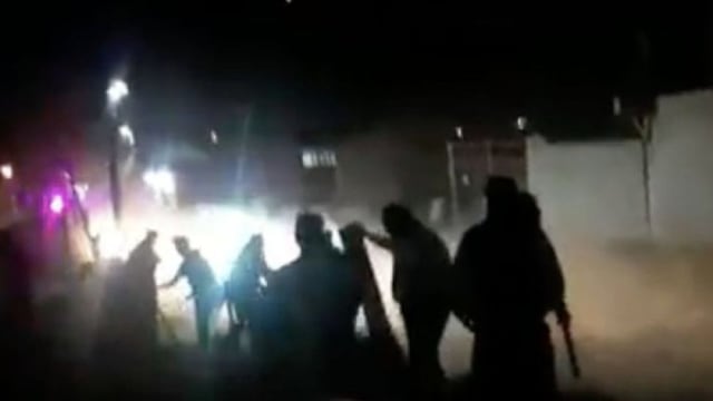Queman vivas a 2 personas