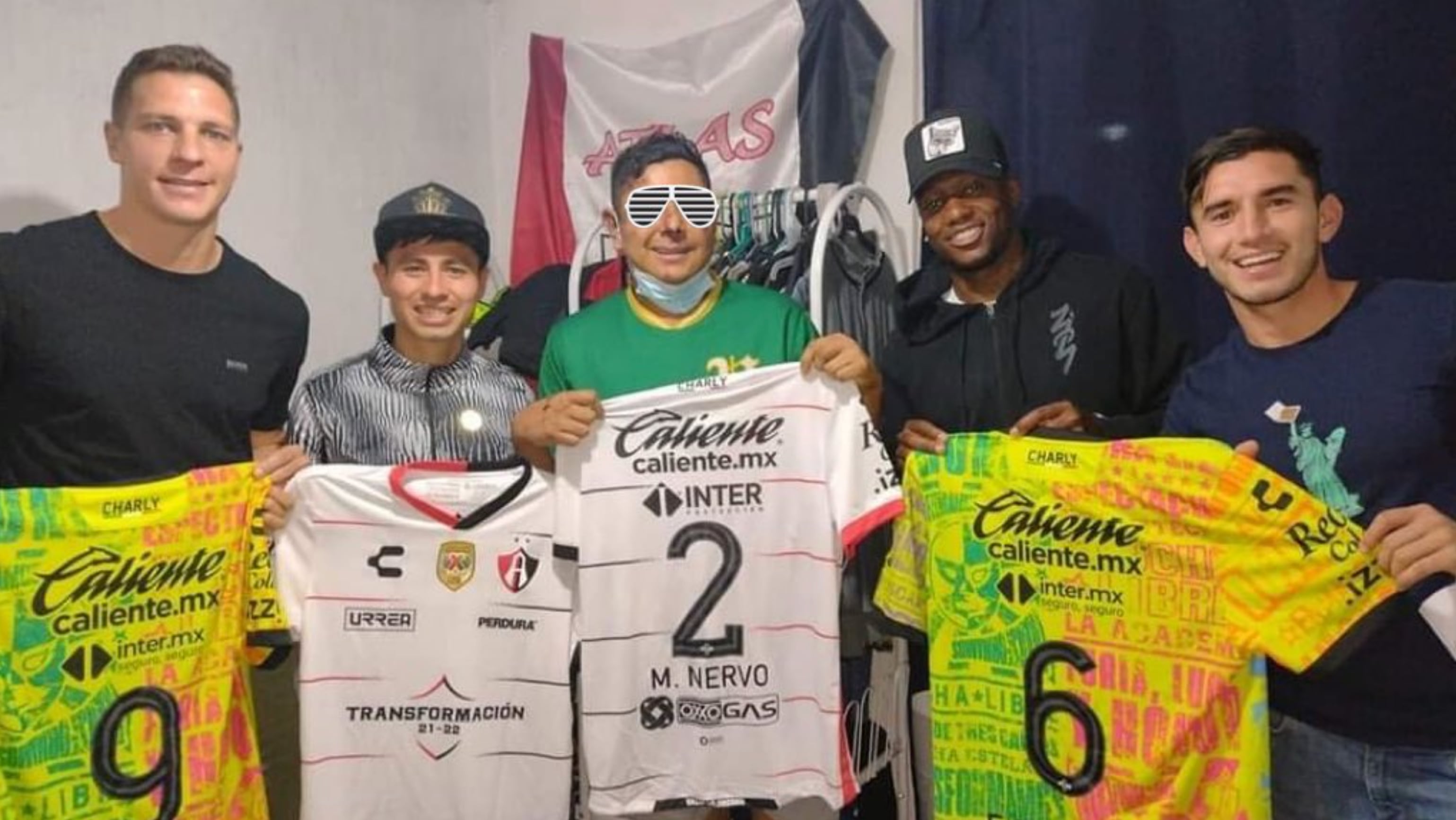 Jugadores del Atlas con un aficionado afectado en la pelea ante Querétaro