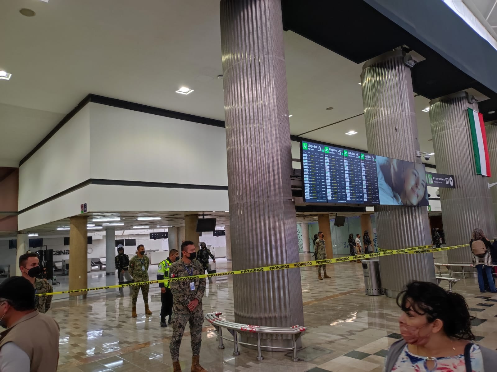 Personal militar en Mexicana de Aviación en la Terminal 1 del AICM