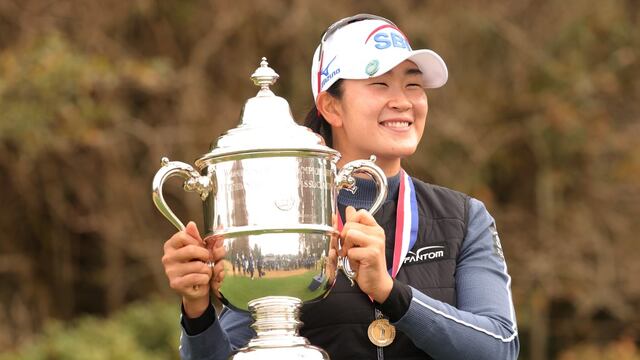 A Lim Kim of Korea con su trofeo después de ganar el 75th U.S. Women's Open Championship