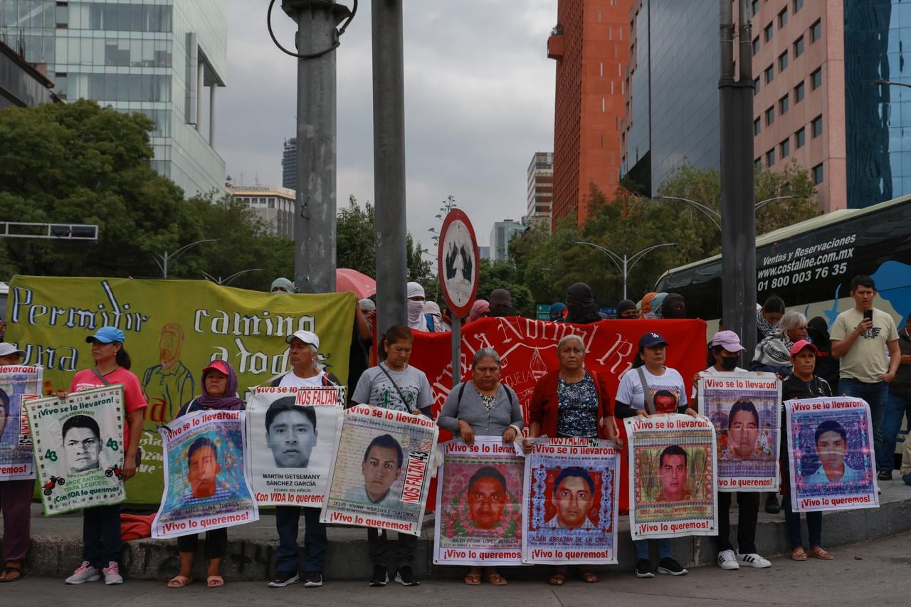 Bloqueo en Paseo de la Reforma por 10 años de Ayotzinapa