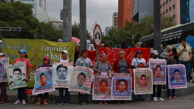 Bloqueo en Paseo de la Reforma por 10 años de Ayotzinapa