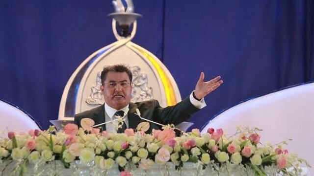 La luz del mundo hoy tiene su escándalo y los miembros de esta denominación en vez de expulsar al “apóstol” están llorando la pérdida de su amado líder, el peligro de seguir a los hombres y no a Dios.