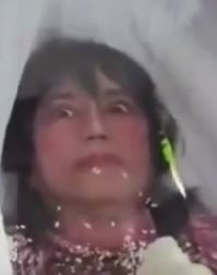 Mujer fallecida abre los ojos desde su ataúd